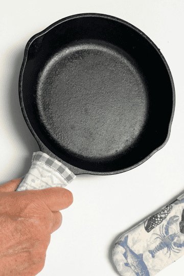 cast iron skillet with handle cover